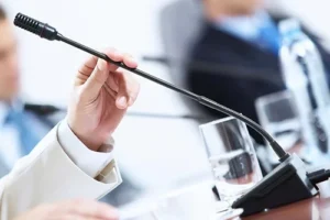 Acil anons sistemleri, güvenliği artırarak doğru ve zamanında bilgilendirme sağlar. Akustik cihazlar ve hoparlörlerle etkin iletişim sunar, bakım ve testlerle desteklenmelidir.